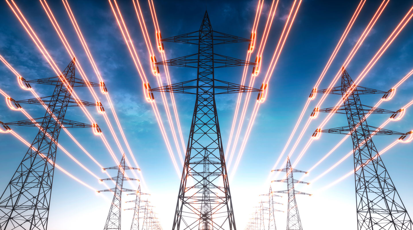 Gros plan sur une facture d'électricité professionnelle avec montants en euros et graphique de volatilité du prix spot sur ordinateur portable