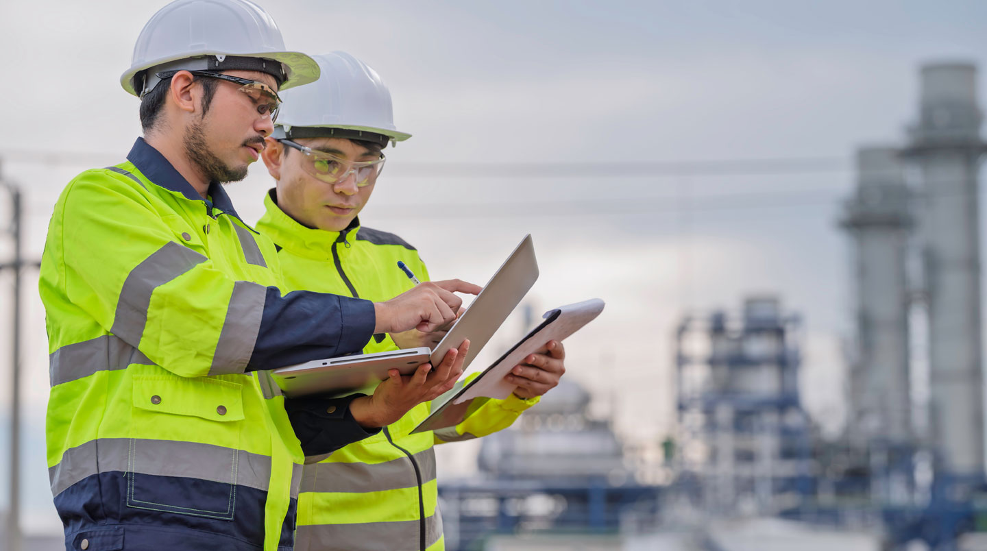 Carrefour de panneaux directionnels en bois portant des questions en français sur la renégociation de contrats gaz